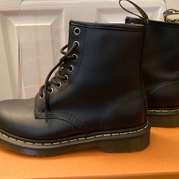 Dr. Martens '146 W Boot' - Picture 3 of 5